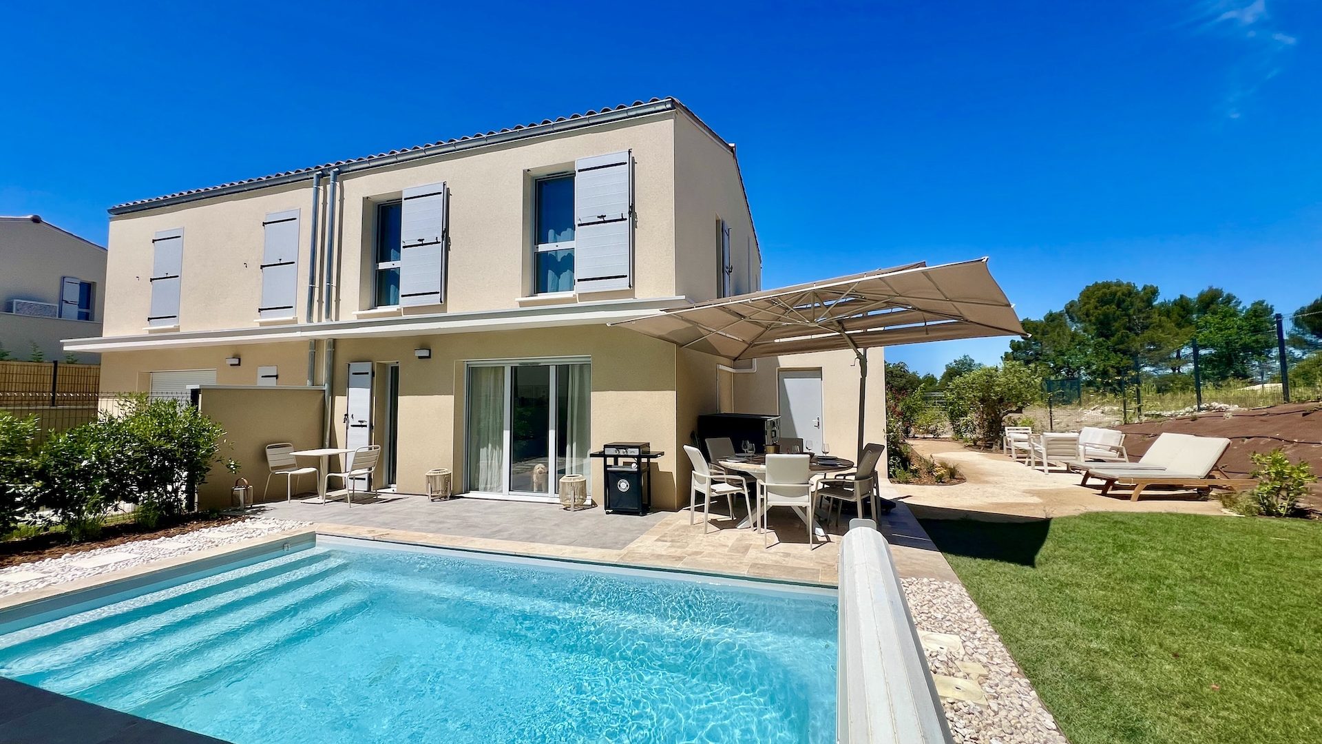 vente-villa-T4-menerbes-luberon-vue-piscine