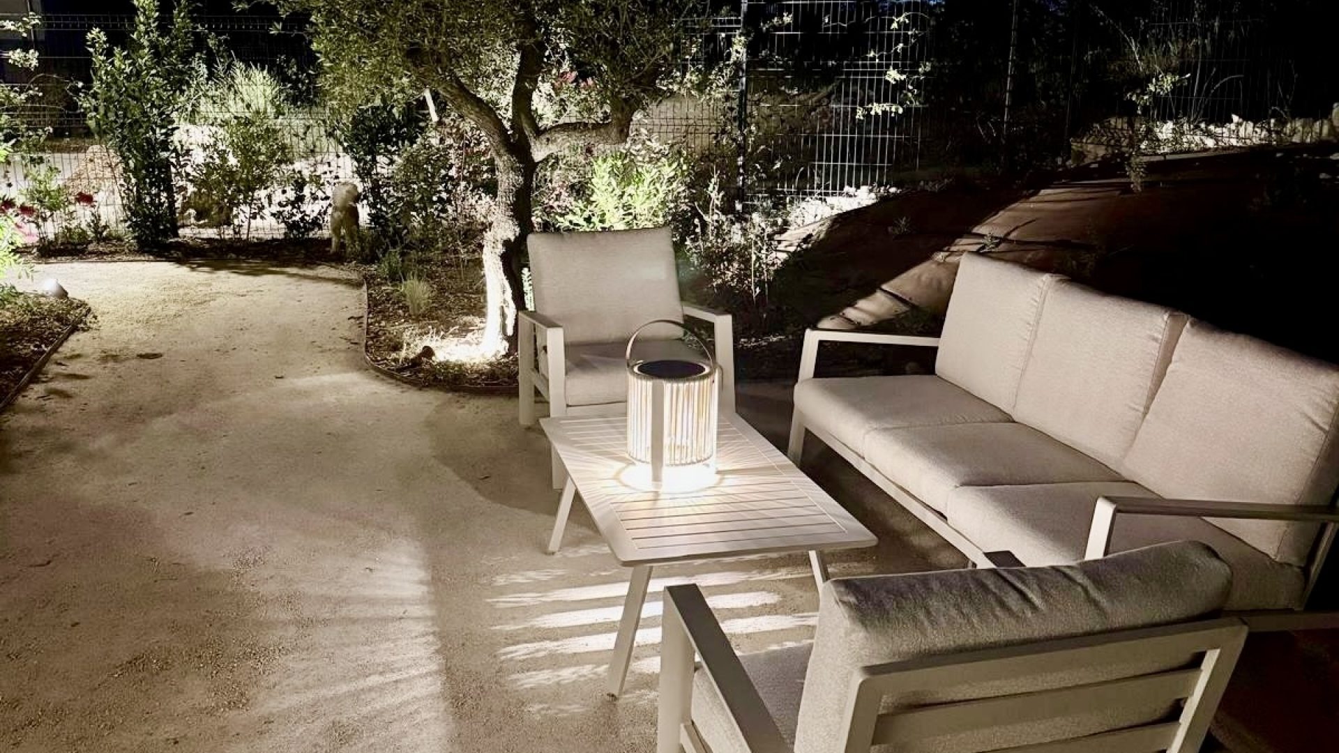 villa-laura-T4-a-louer-menerbes-luberon-jardin-soir