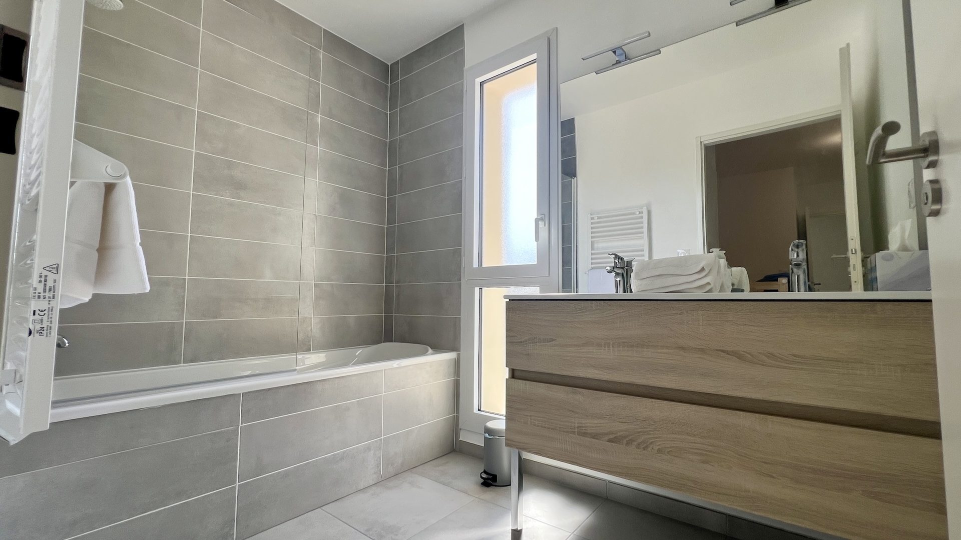 villa-laura-T4-a-louer-menerbes-luberon-salle-de-bain