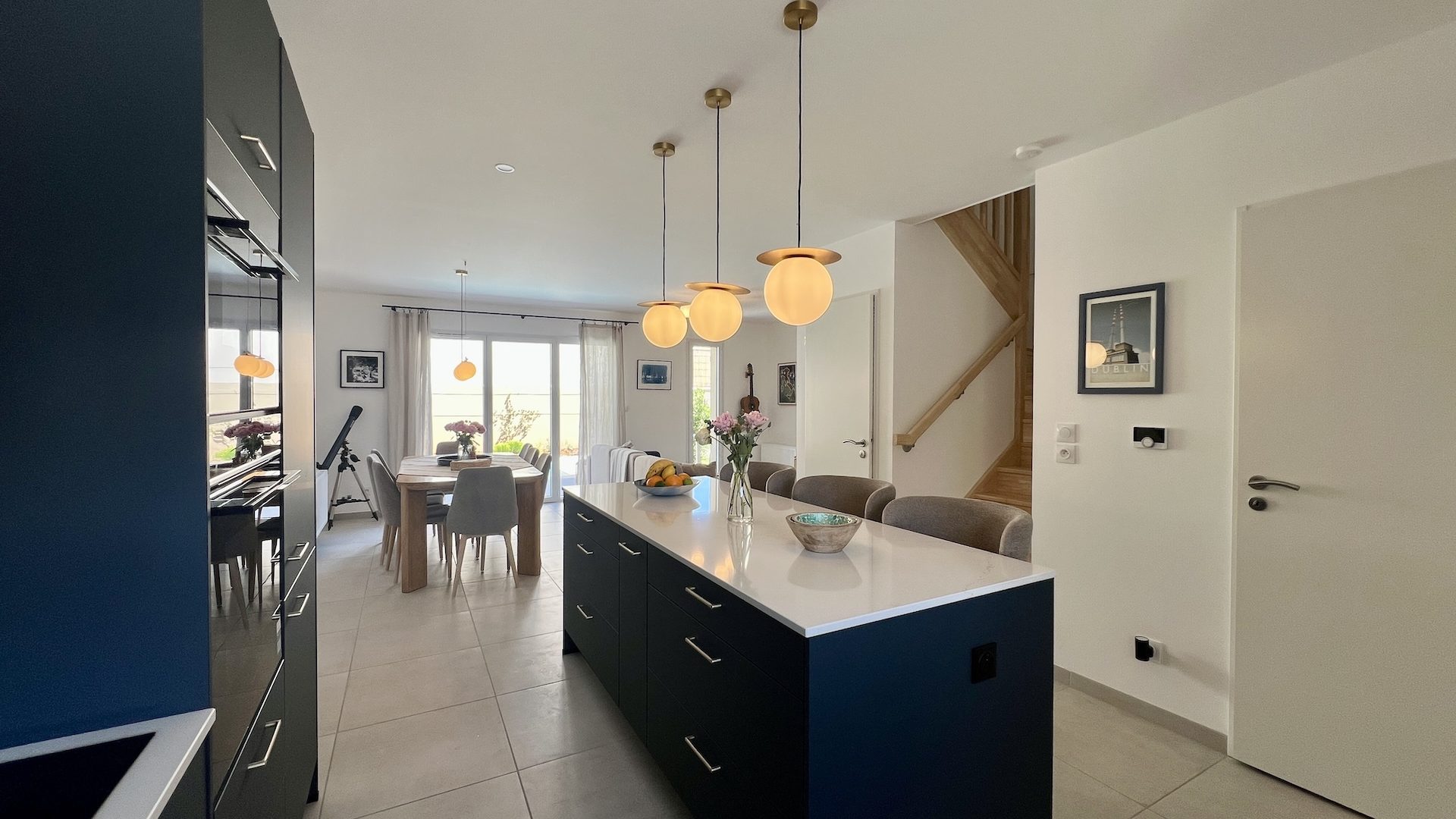 villa-laura-T4-a-louer-menerbes-luberon-sejour-cuisine2