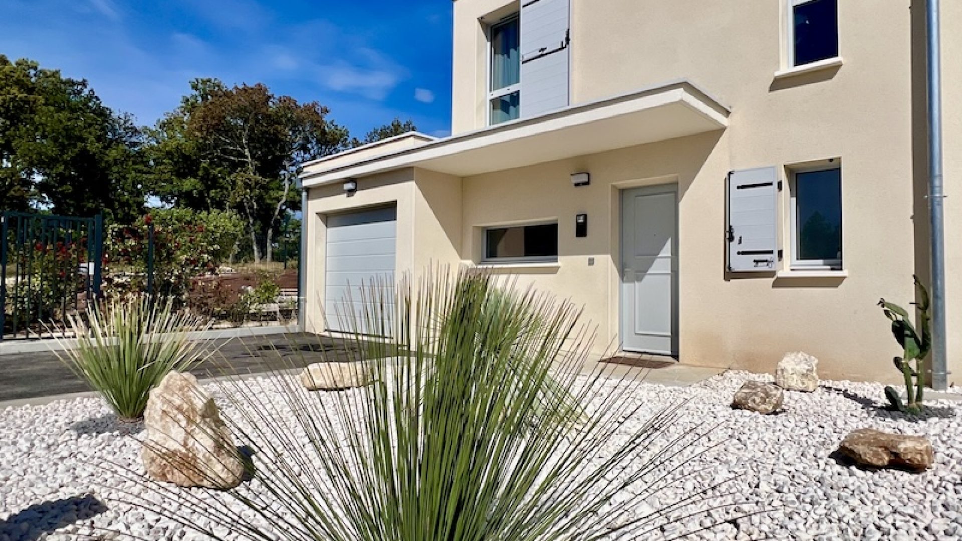 villa-laura-T4-a-louer-menerbes-luberon-vue-exterieure-entree