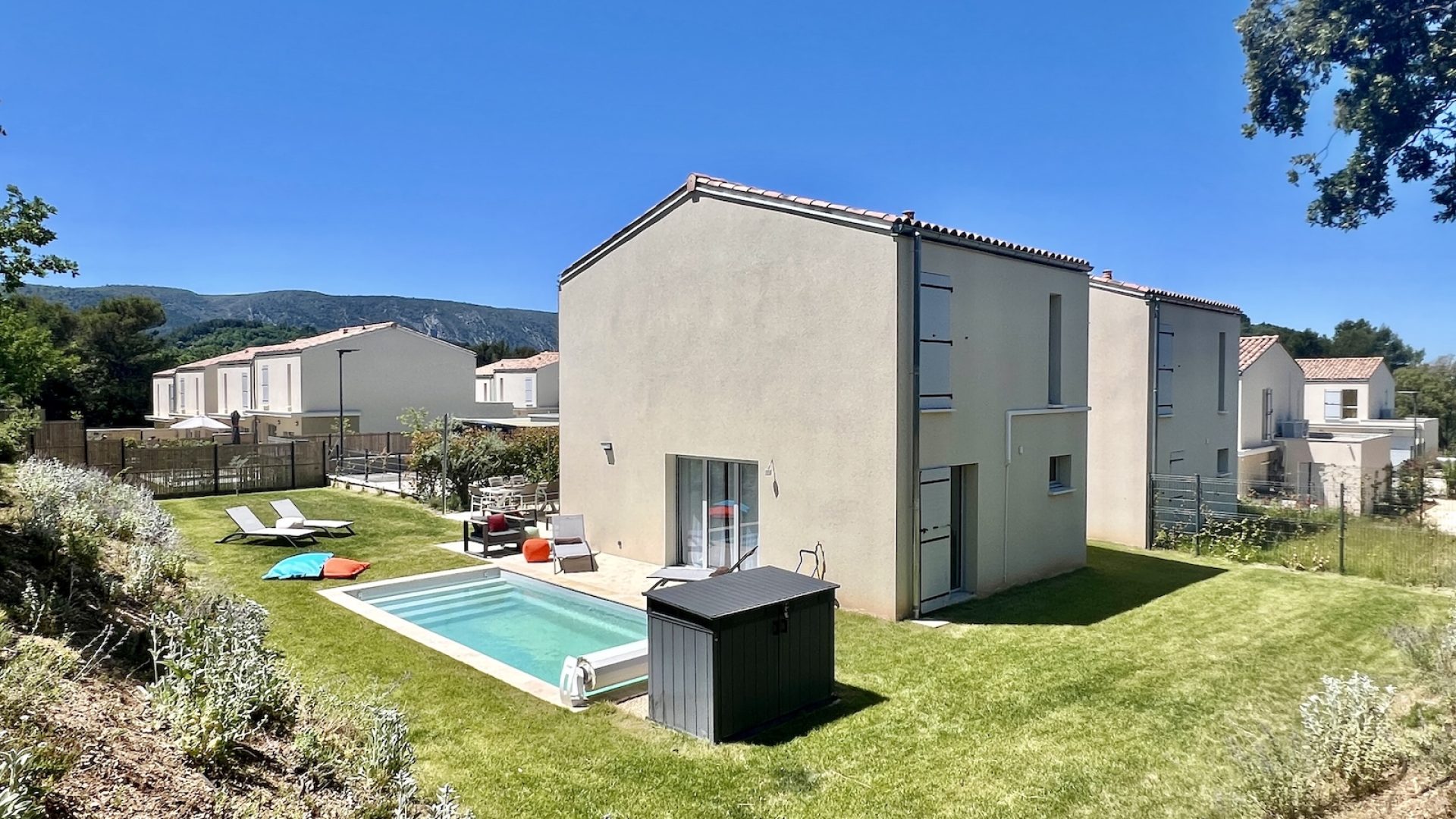 villa-luna-T4-a-louer-menerbes-luberon-vue-pisicine-jardin