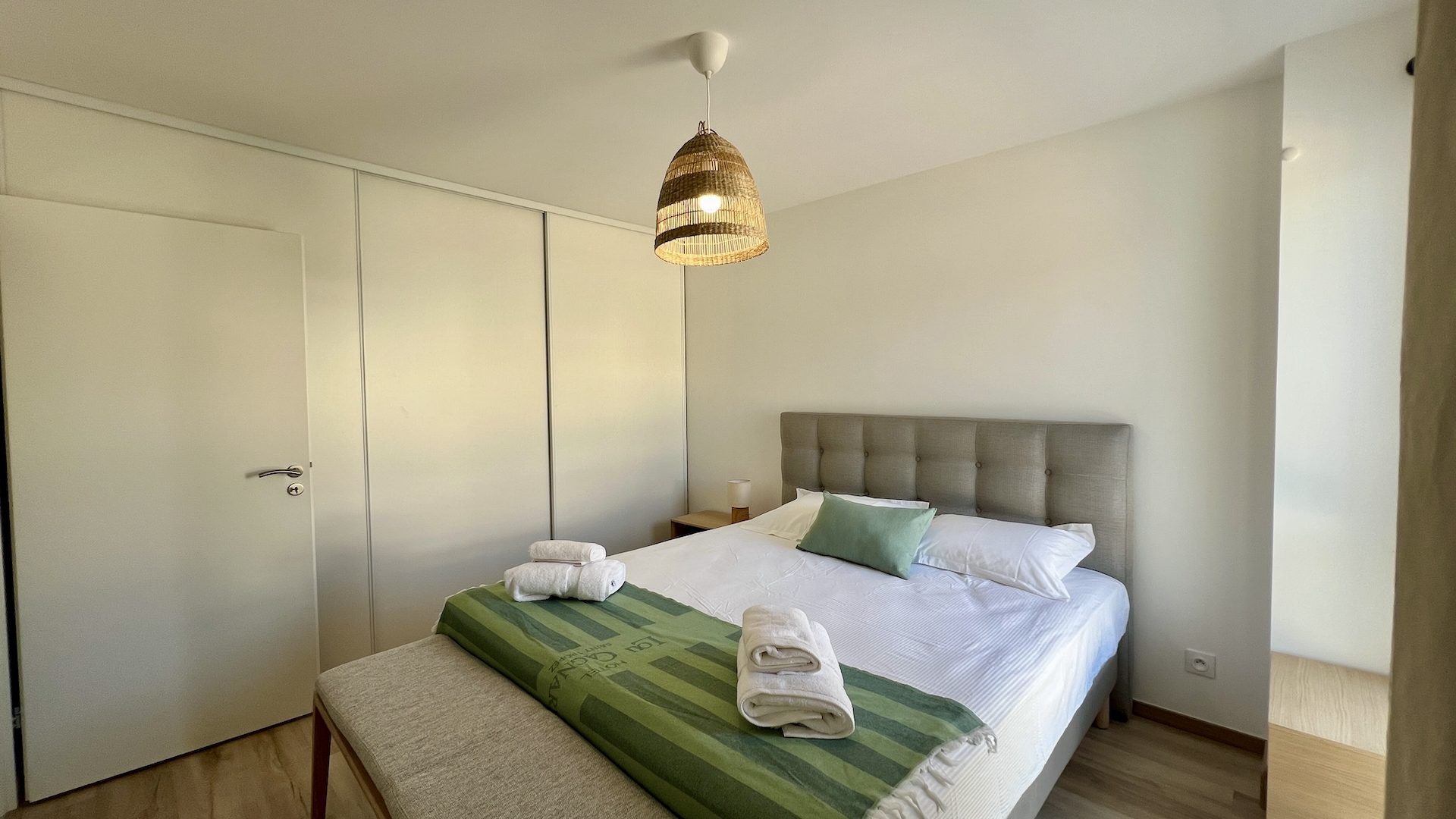 villa-sophia-T5-a-louer-menerbes-chambre2