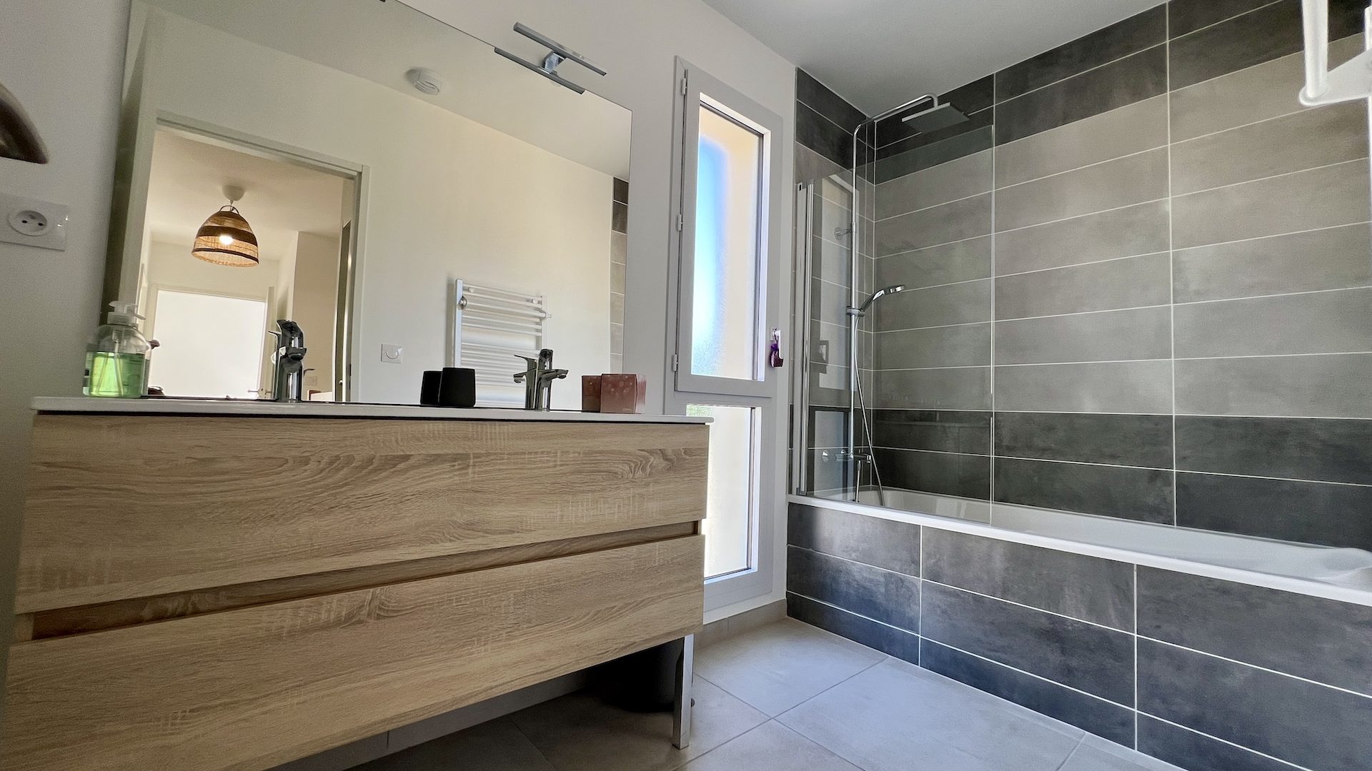 villa-sophia-T5-a-louer-menerbes-salle-de-bain