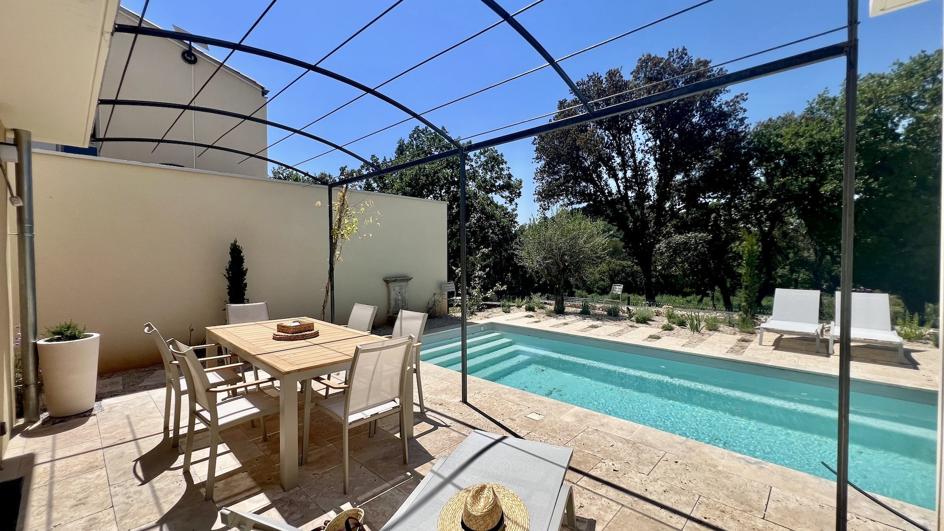 villa-sophia-T5-a-louer-menerbes-vue-exterieur3